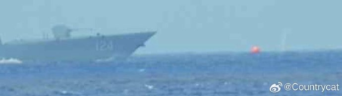 中国军舰在日本专属经济区内进行射击训练