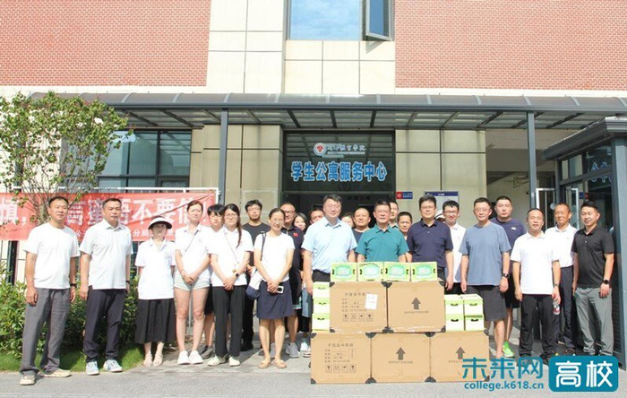 成都体育学院校长走访慰问暑期坚守岗位教职工及训练师生