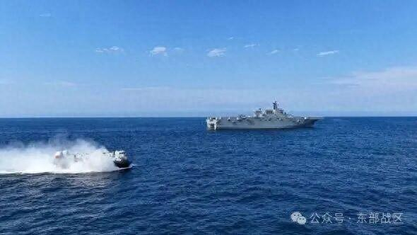 “野马”踏浪狂飙！直击两栖攻击舰与气垫艇实战化融合训练