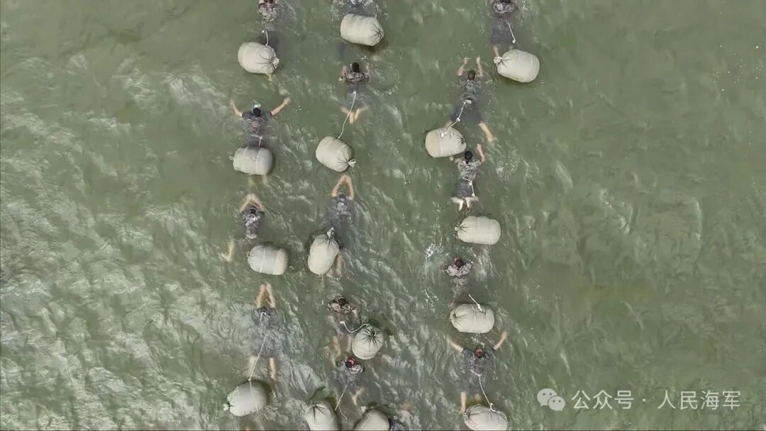 海军陆战队某部海上训练现场