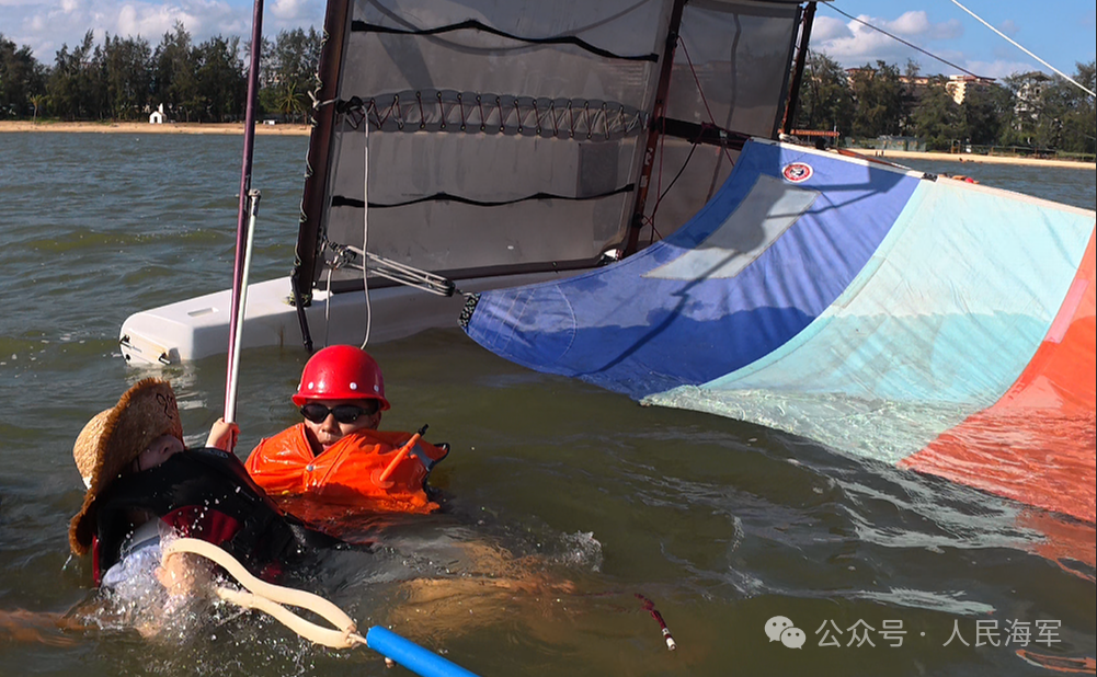 官兵下水托举落水者