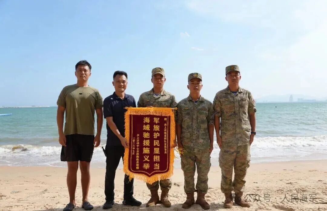 落水游客所住酒店和租赁帆船的水上运动中心工作人员送来锦旗。