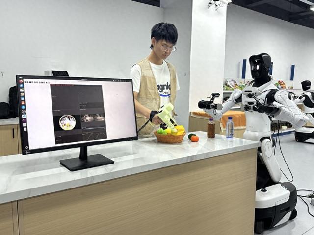 活力中国调研行｜贴上电子皮肤，机器人在嘉兴这座“超级工厂”里真训练