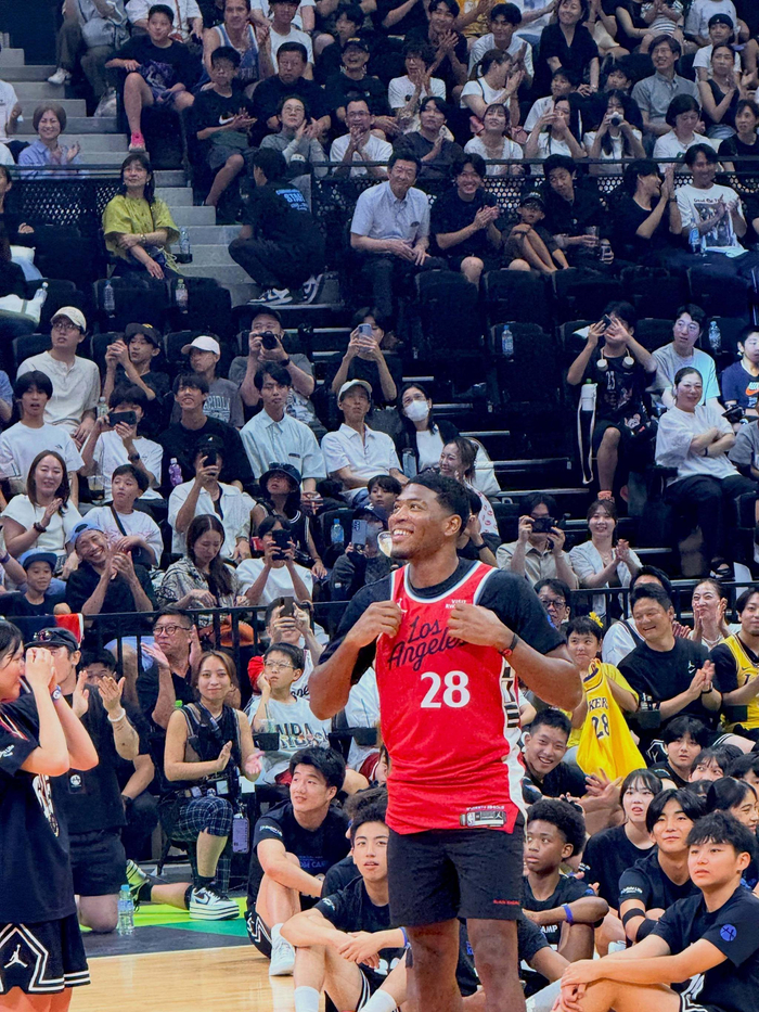八村垒训练营首穿快船球衣，神户球迷兴奋
