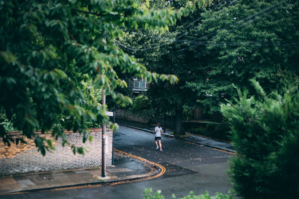 涨知识｜夏季突如其来的阵雨那么多，还适合户外跑步训练吗