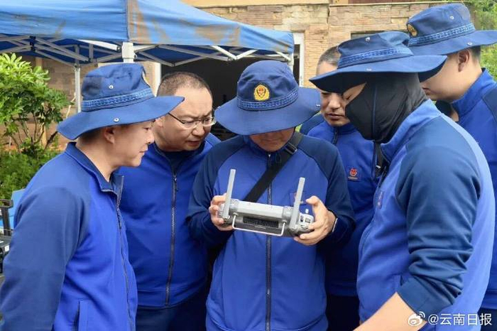 30名持证飞手高原复训 昆明训练总队打磨“空中通信尖兵”